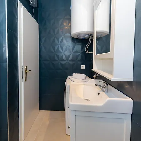 House Niko T With 6 Apartmán *