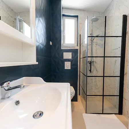 House Niko T With 6 *