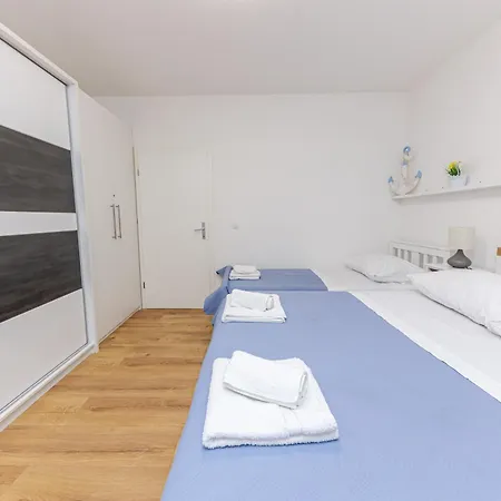 House Niko T With 6 Apartment