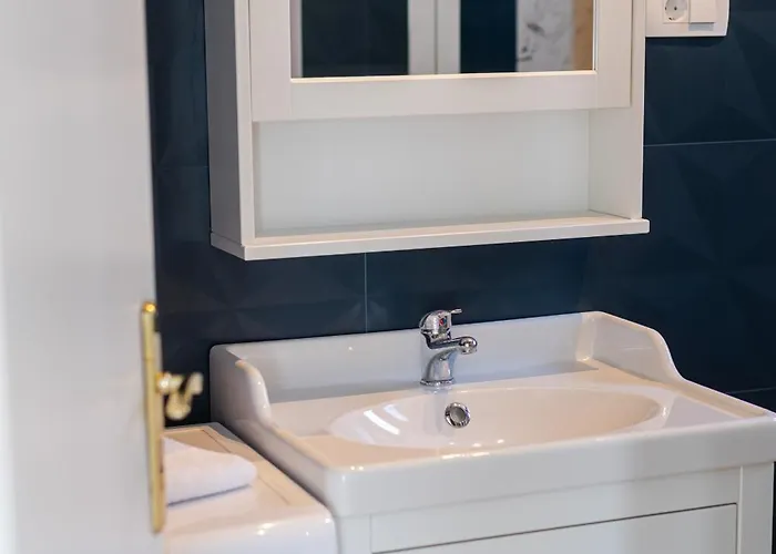 House Niko T With 6 Apartment