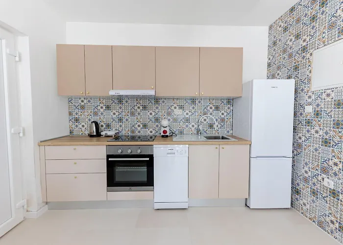 House Niko T With 6 Apartment Split