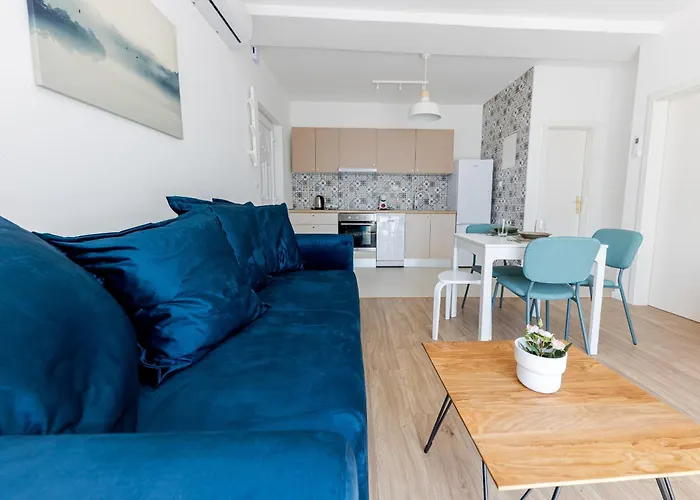 House Niko T With 6 Apartment