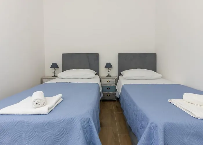 House Niko T With 6 Apartment Split