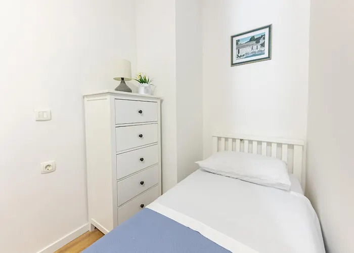 House Niko T With 6 Apartment