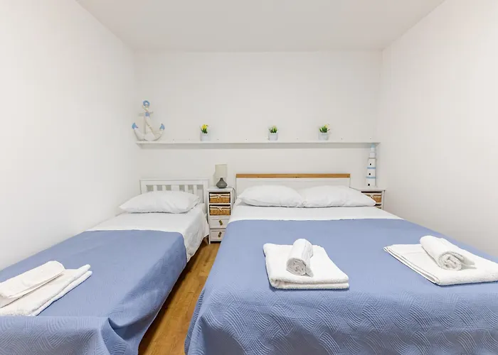 House Niko T With 6 Apartment Split