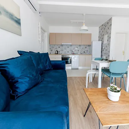 House Niko T With 6 Apartment