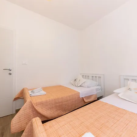 House Niko T With 6 Split