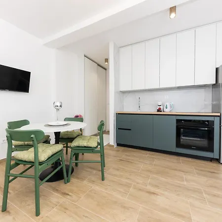 House Niko T With 6 Apartment Split