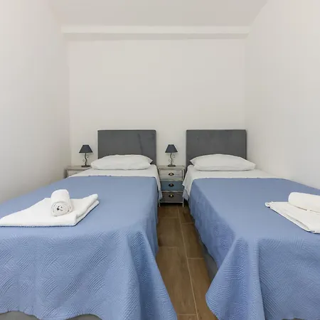 House Niko T With 6 Apartment Split