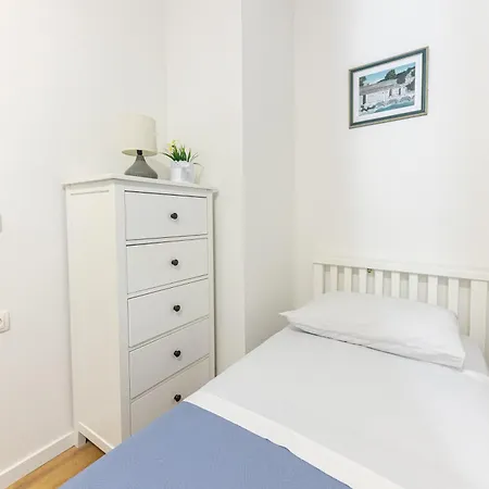 House Niko T With 6 Apartment