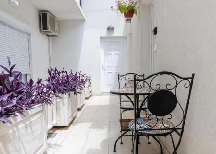 House Niko T With 6 Apartment