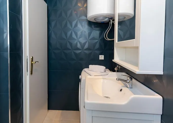 House Niko T With 6 Apartment *