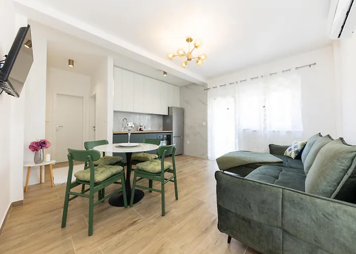 House Niko T With 6 Apartment Split