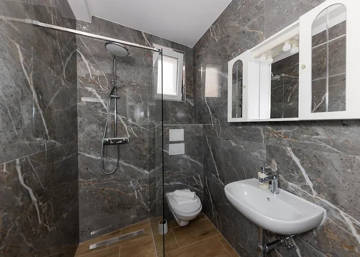 House Niko T With 6 Apartment *