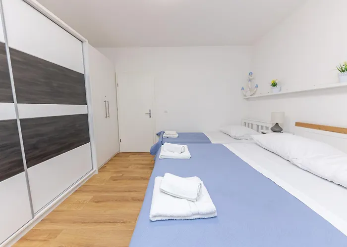 House Niko T With 6 Apartment